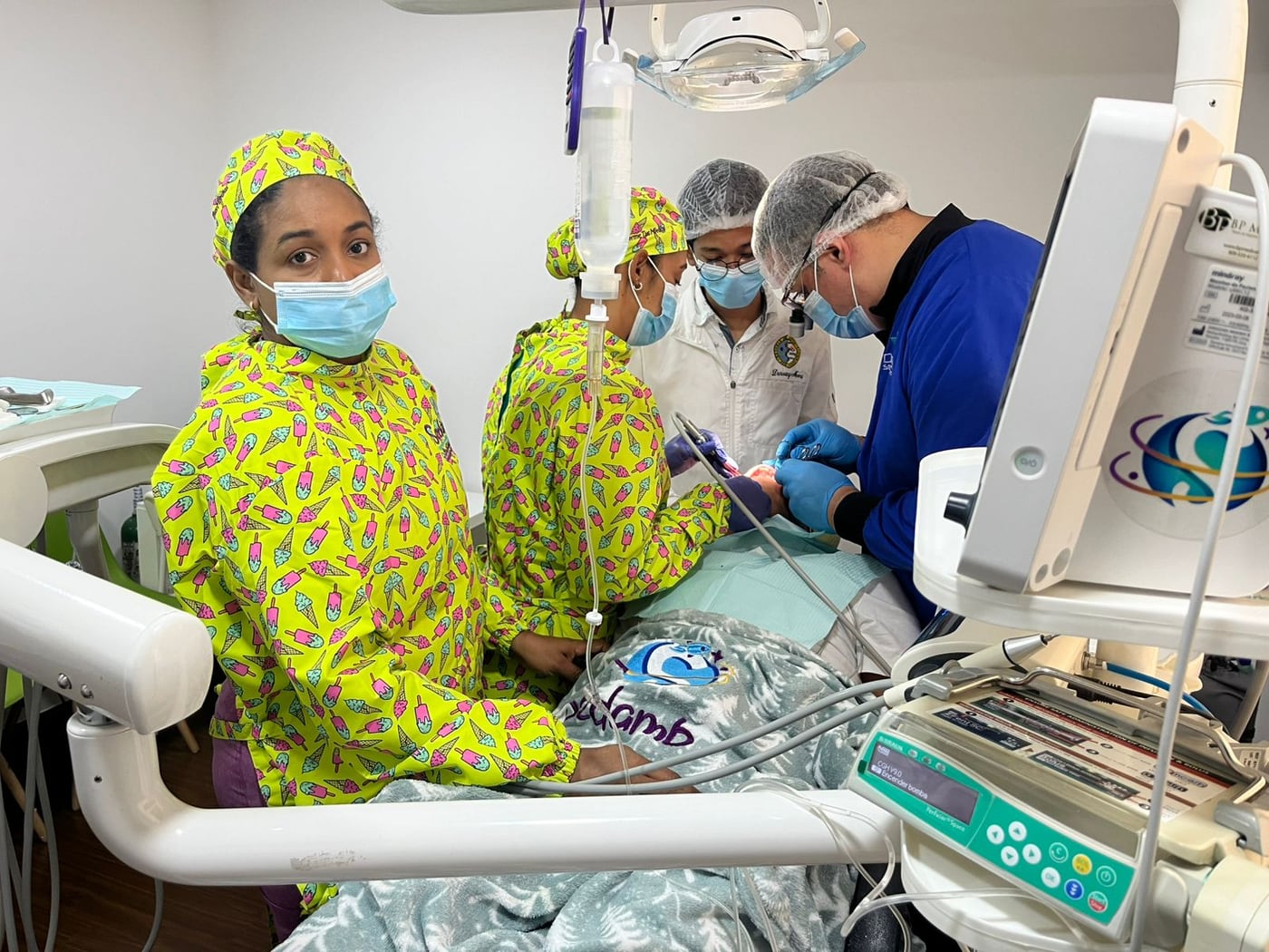 Paciente pediátrica durante procedimiento odontológico monitorizado