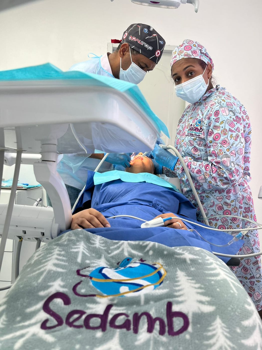 Equipo médico durante atención odontológica bajo sedación