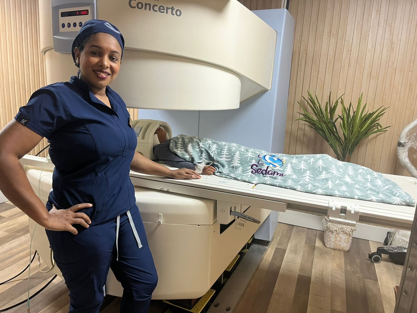 Dra. Mildred en sala de imágenes junto a camilla pediátrica