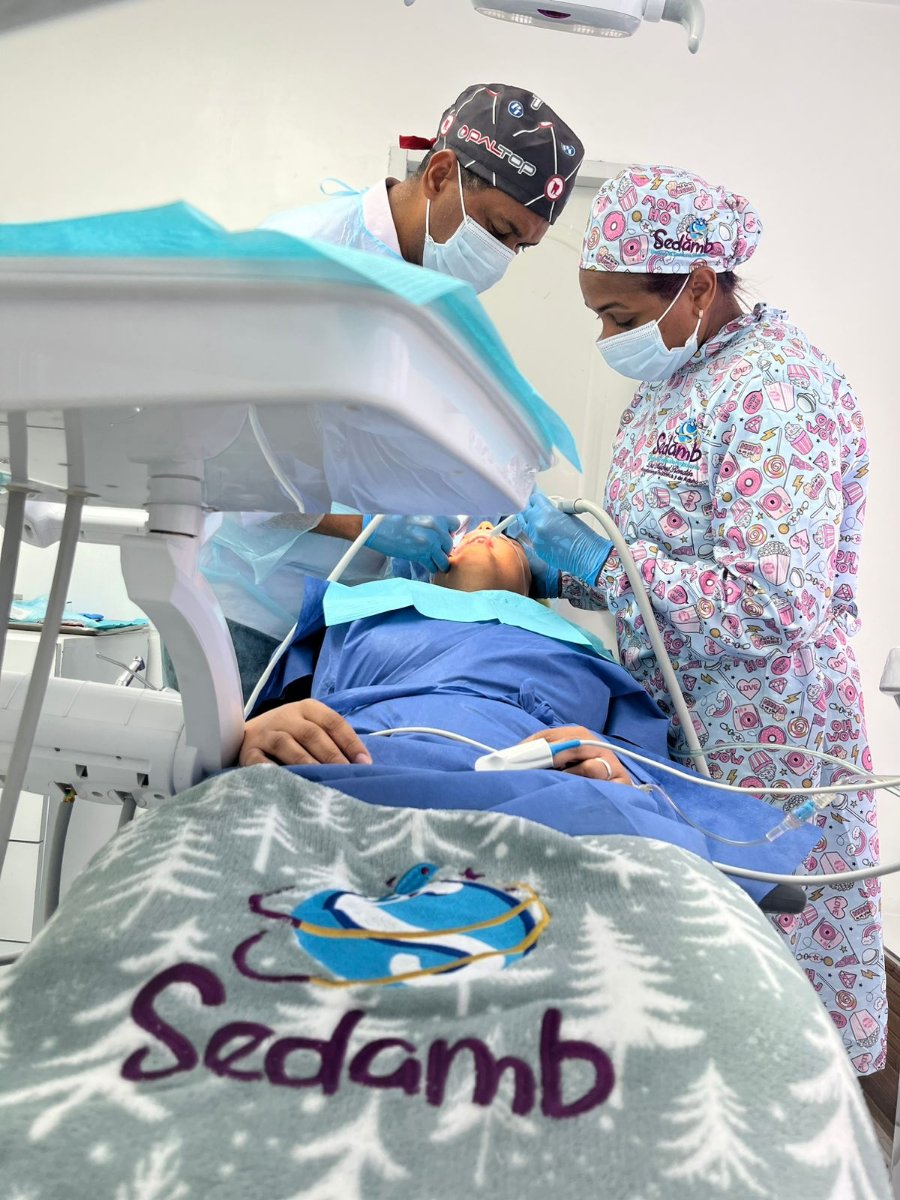 Equipo de SEDAMB acompañando con calidez a un paciente durante la sedación